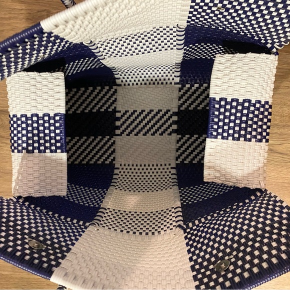 Handmade in 🇲🇽 Mexico! Un Pueblo Navy and White Tote - Picture 11 of 13